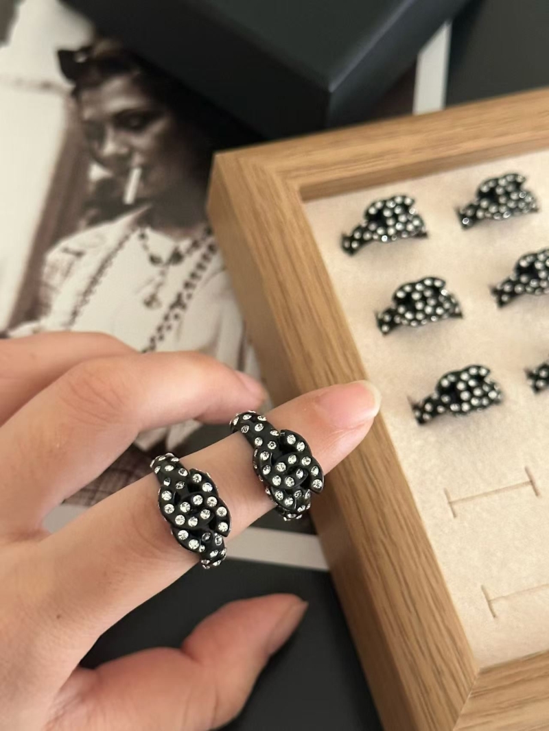 Ch**el rings